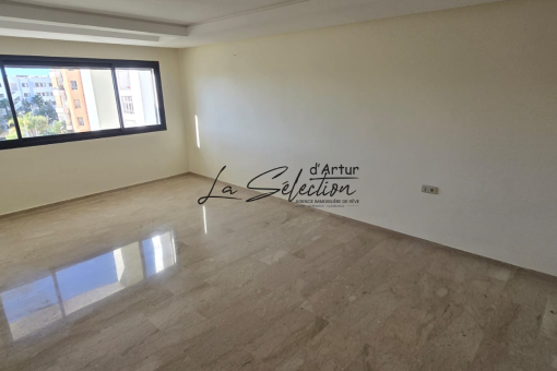 Beautiful empty apartment in the center of the Founty district for Rent
